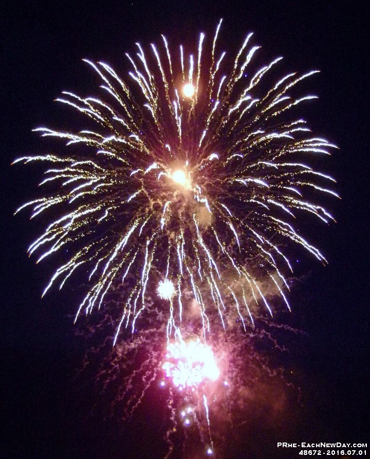 48672RoCrExSh - July 1st fireworks in Bobcaygeon